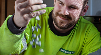 Franzefoss-Pukk_Mann-som-siler-pukk