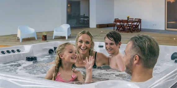 Polarbad_Arctic-Spas-hot-tub-family