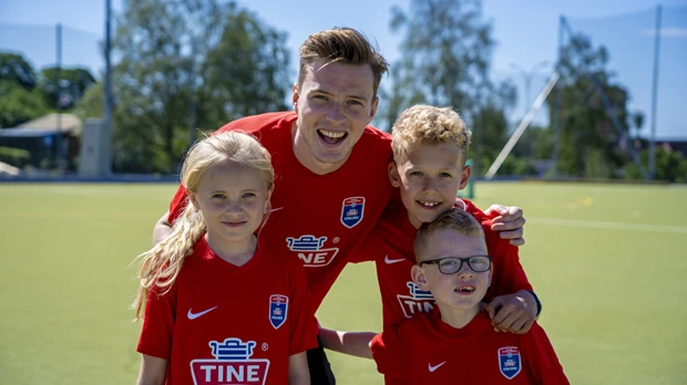 Tine_Karsten-Warholm-p%C3%A5-TINE%20Fotballskole-p%C3%A5-Sagene-2019_Foto-Tine