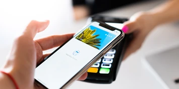 Creditcard_paying-with-smartphone-contactless-nfc-picjumbo-com