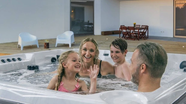 Polarbad_Arctic-Spas-hot-tub-family