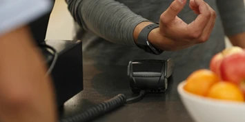 Kontaktlos-betaling_FitbitPay_Foto-SEB-Eurocard
