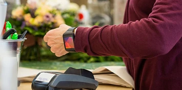 Kontaktlos_Fitbit-Ionic_Foto-%20Landkreditt-Bank