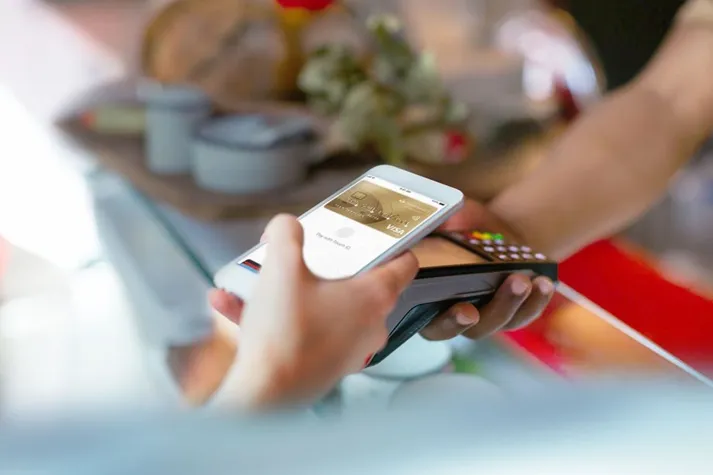 kontaktlos kredittkort-med-apple-pay foto-santander-consumer-bank