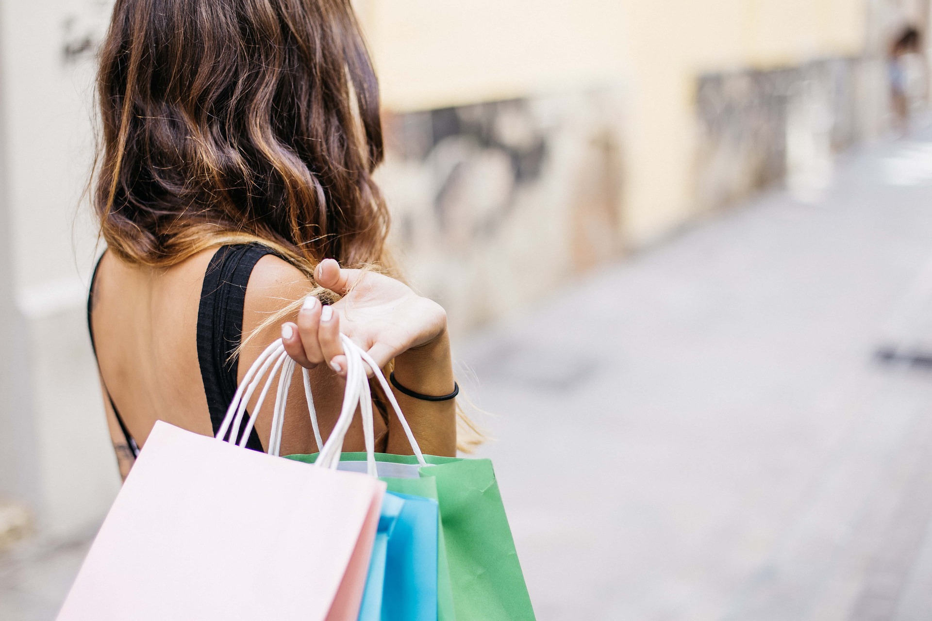 Shopping_Woman-3040029_1920_gonghuimin468-via-Pixabay