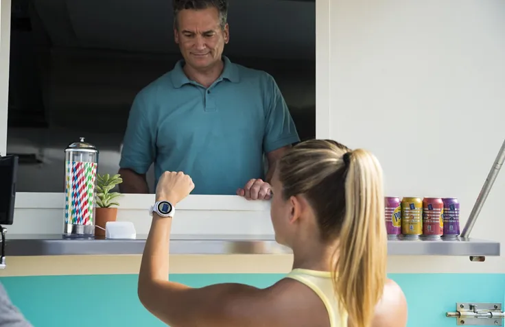 Har du Fitbit- eller Garmin-klokke? I så fall kan du nå legge bankkortet inn i klokken og betale kontaktløst der butikkene har klargjort terminalene sine for det (Foto-Garmin) garmin-pay purchase foto-garmin